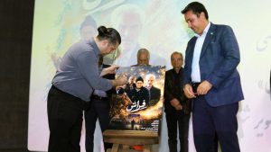 امضا پوستر فیلم فراش توسط کارگردان فیلم